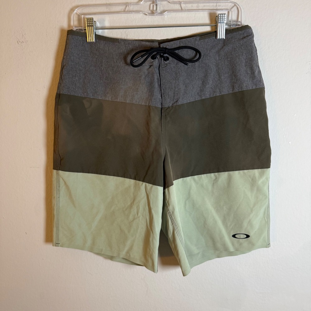 Oakley Mens Performance Fit Colorblock Board Shorts Grey Green Size 30